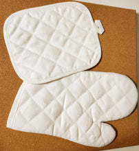 Load image into Gallery viewer, Holiday Kitchen Mitt &amp; Pot Holder Set
